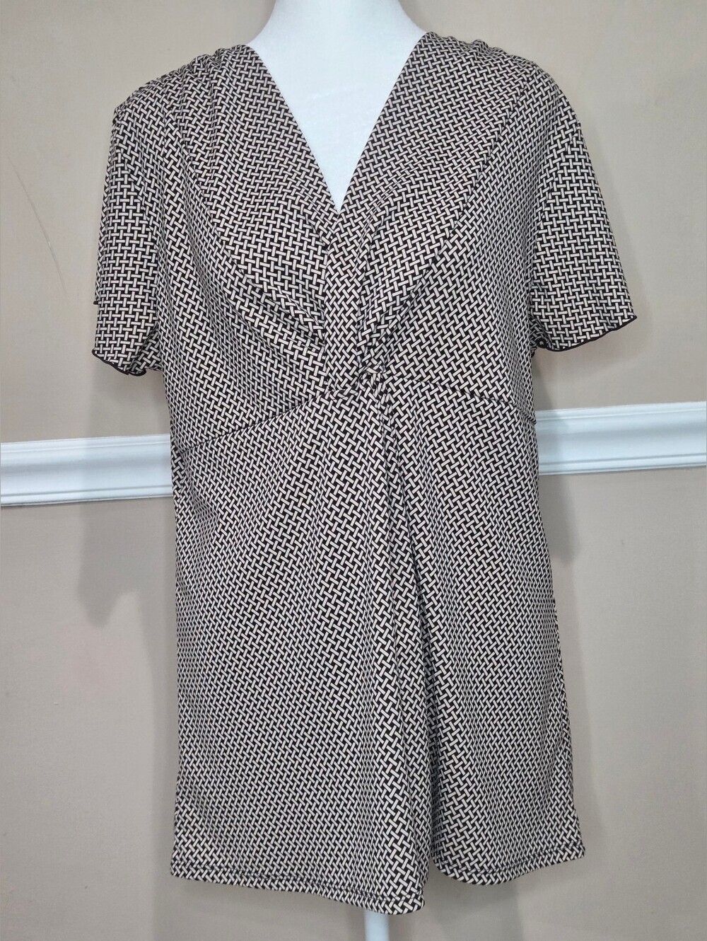 Liz Claiborne Brown Patterned Twist-Front Tunic Size Large .
